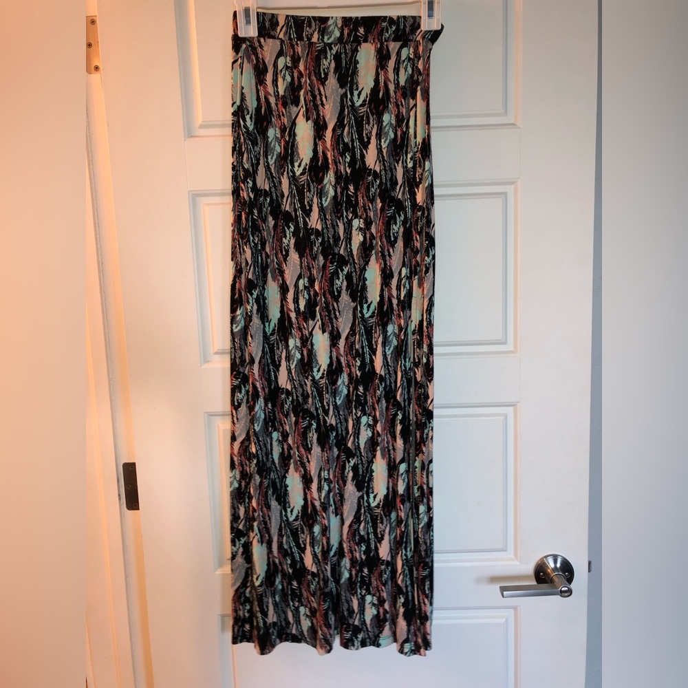 Maxi skirt with feathers and slit